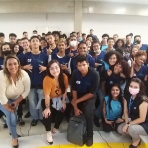 Um grupo de pessoa em meio circulo virados para a camera