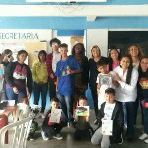 Um grupo de pessoas contra a parede olhando para a camera